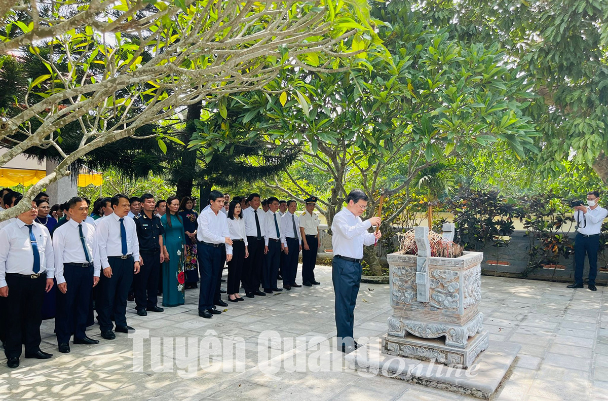 Dâng hương Khu tưởng niệm liệt sỹ Phạm Văn Khang và đồng đội