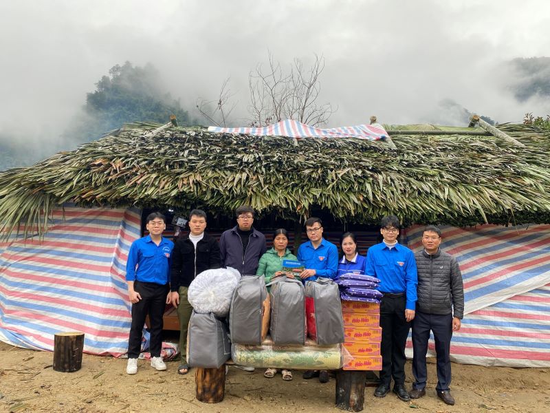 Chi đoàn thanh niên Sở Tài chính: Thăm, tặng quà cho gia đình bị hỏa hoạn trên địa bàn huyện Lâm Bình